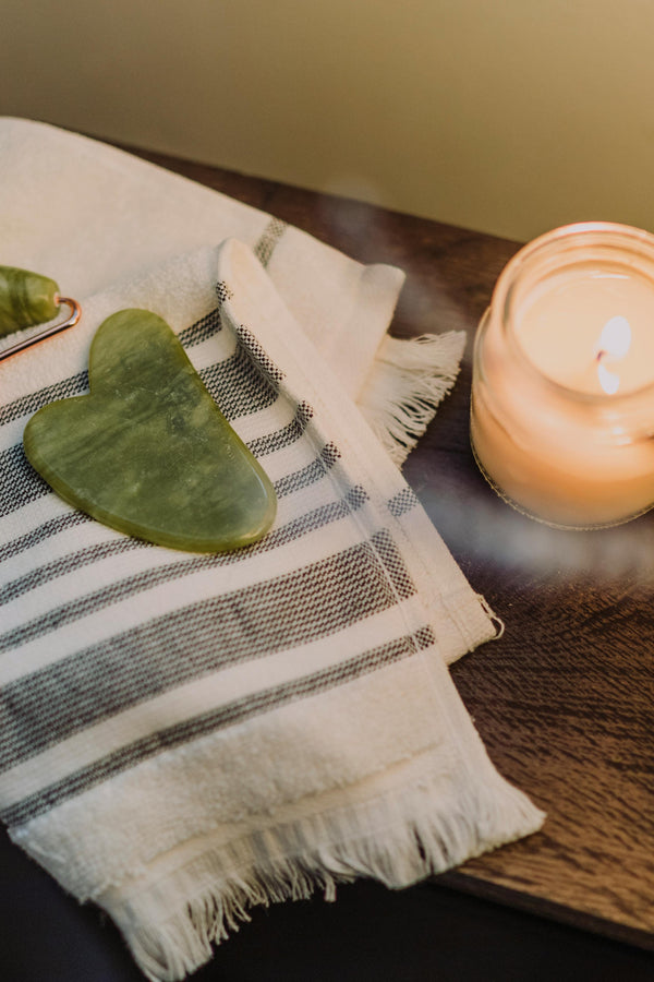 3. Masaje Facial (Gua Sha o Roller)